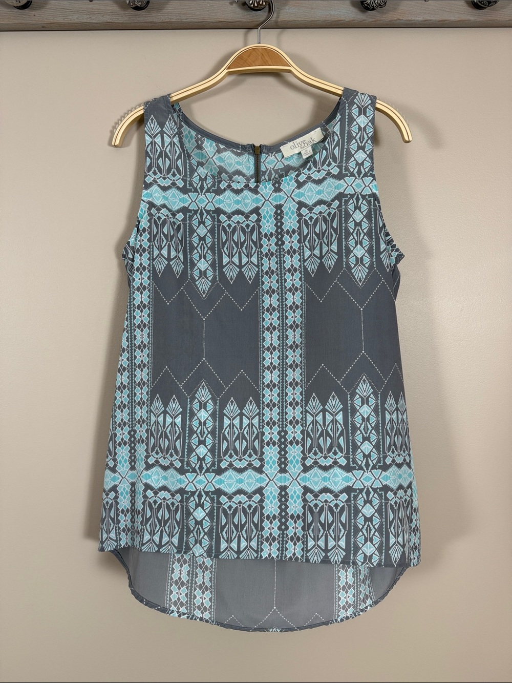 Sleeveless shirt from Olive & Oak - Picture 1 of 7